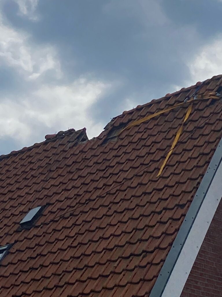 De schoorsteen is verwijderd, het dak wordt hierna afgewerkt.