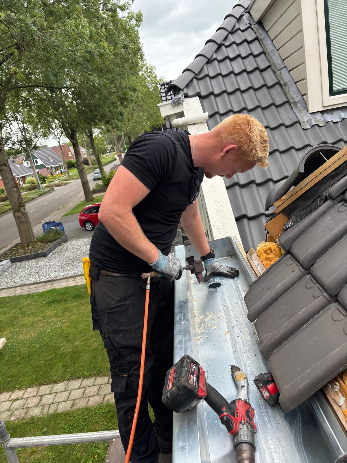 Zinken dakgoot door Wever Dak en Installaties in Friesland