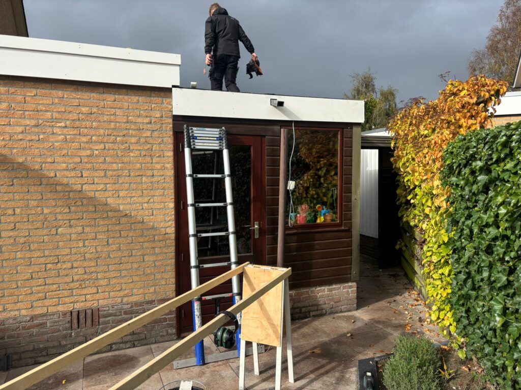 Boeidelen op plat dak